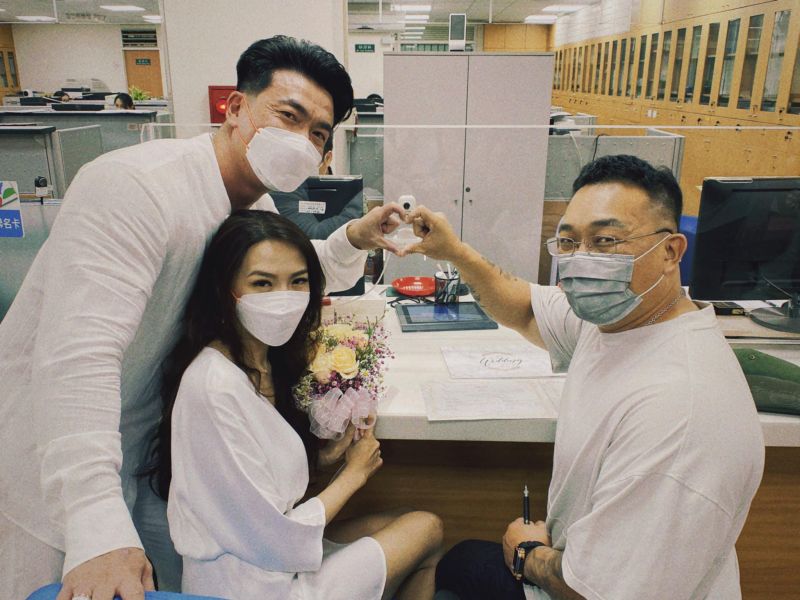 ▲李沛旭（左）的老婆難得曬出真面目，被讚美很漂亮。（圖／李沛旭FB）