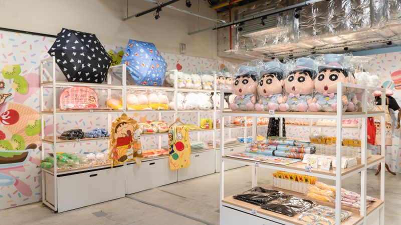 ▲琳瑯滿目蠟筆小新周邊商品的期間限定店。(圖/有你共創提供)