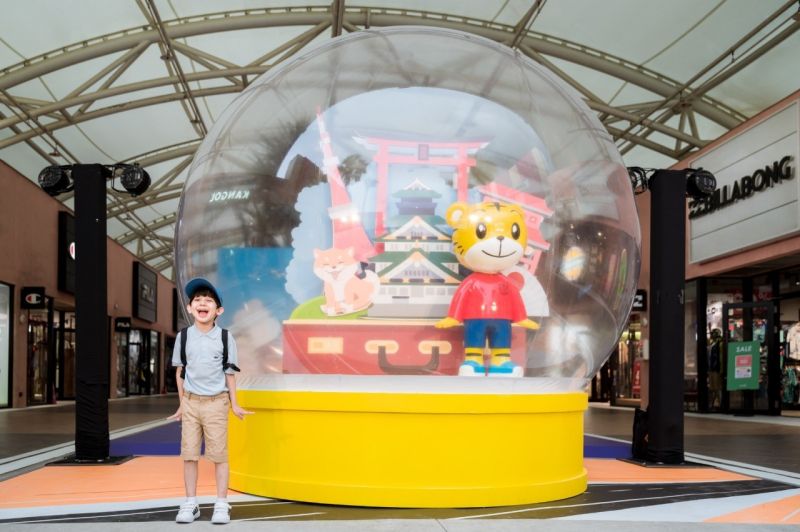 ▲台中店必拍和巨大水晶球的超萌身高差。(圖/MITSUI OUTLET PARK提供)