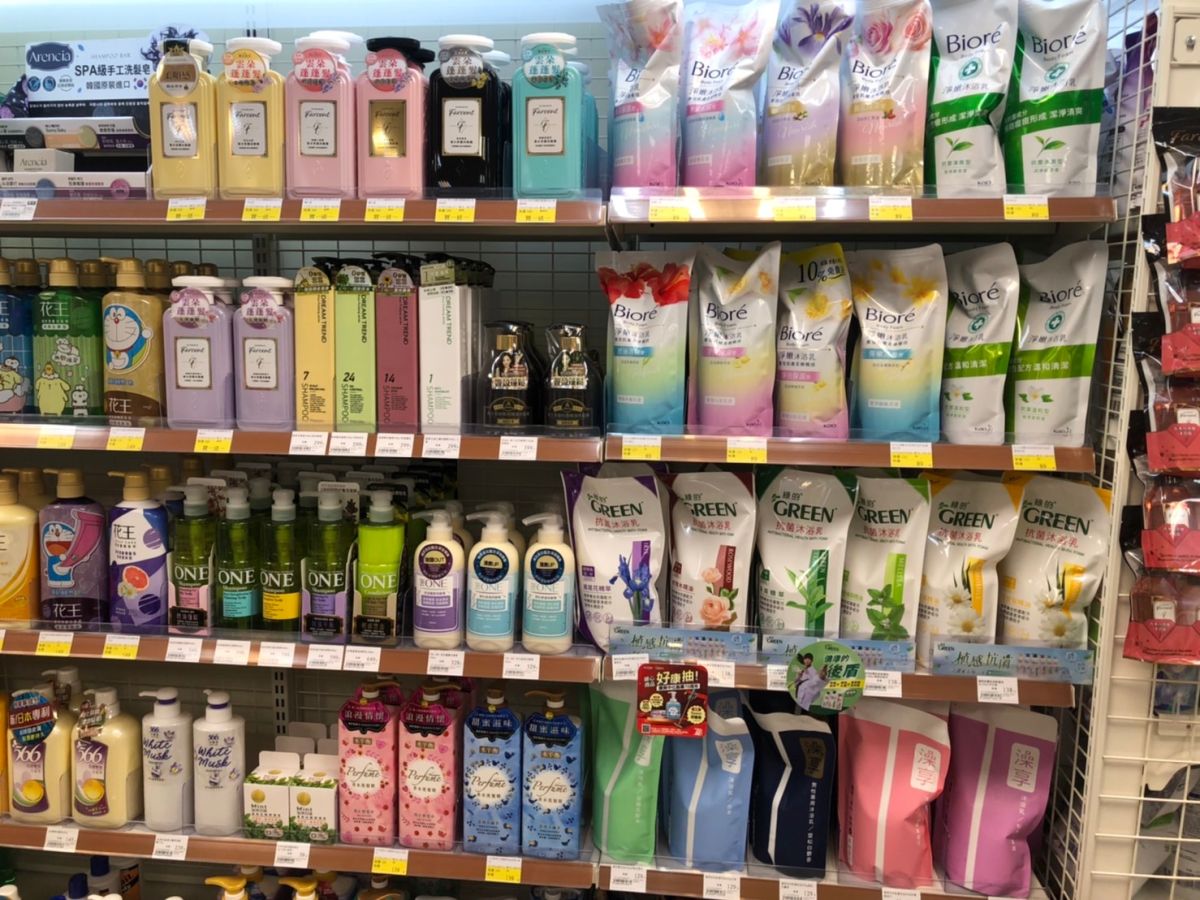 ▲許多日常用品廠商都會提供「補充包」，例如洗衣精、沐浴乳、洗髮乳等，且購買時不需再拿取新的包裝瓶，也讓人有省錢、環保的感覺，進而提升購買慾望。（示意圖／記者張志浩攝）