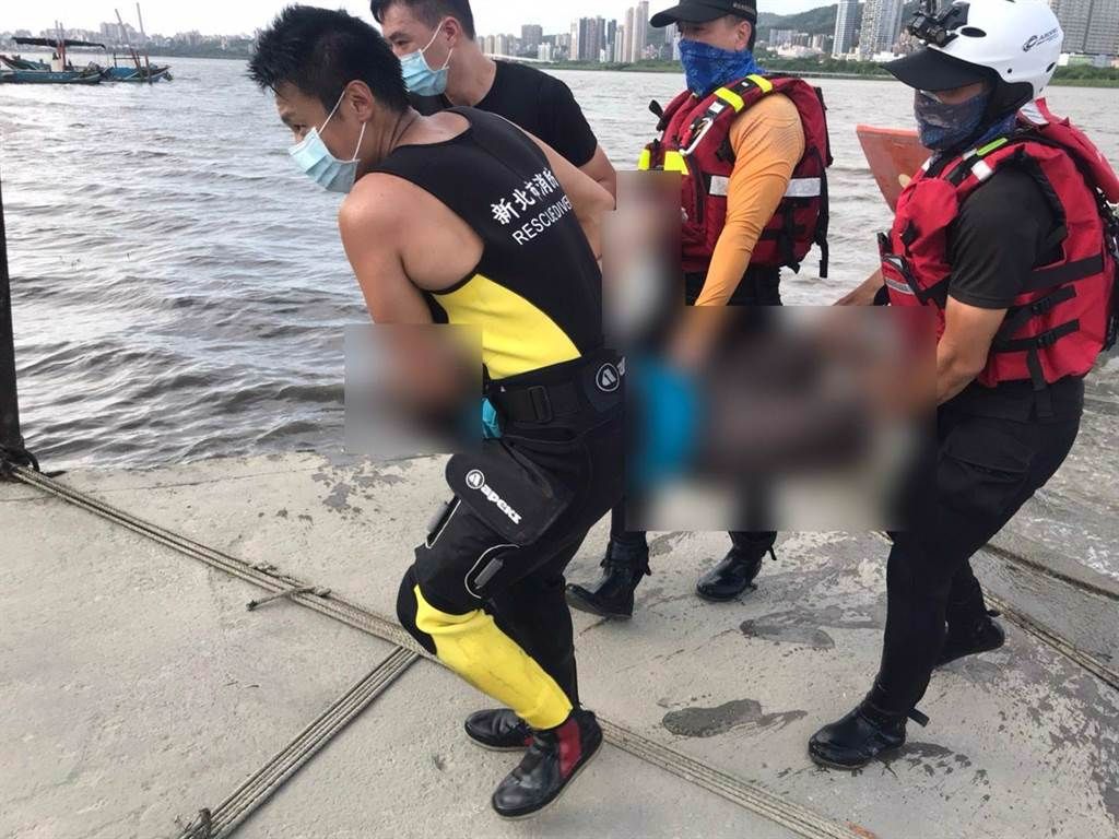 ▲新北市一位72歲陳姓老翁，今（10）日上午偕妻子與另一對夫妻相約至八里米倉公園後方水域採蚵，結果疑似失足落水，被警消救起時已經沒有生命跡象。（圖／翻攝畫面）