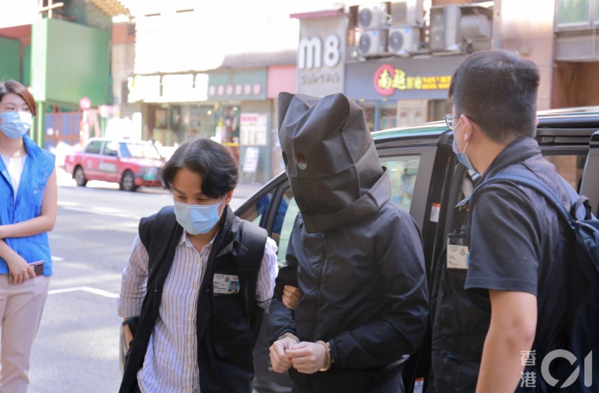 ▲5名香港言語治療師總工會人員，因出版繪本而遭起訴煽動相關罪名一案，於5日開庭審理。該案被稱為香港「羊村繪本案」，被告在當日全都否認控罪。（圖／翻攝自《香港01》）