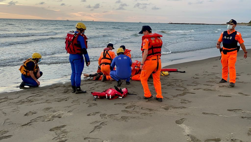 ▲苗栗縣後龍水尾沙灘今（10）日傍晚6點多，一位男子不明原因騎著機車直直衝入海中，結果人不幸溺斃。（圖／翻攝畫面）