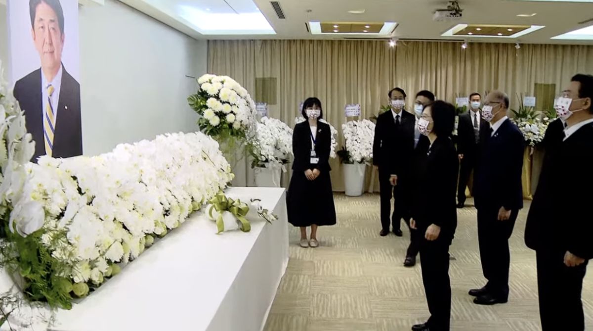 ▲日本前首相安倍晉三遭槍擊身亡，蔡英文總統前往日本台灣交流協會弔念。（圖／翻攝自行政院直播）
