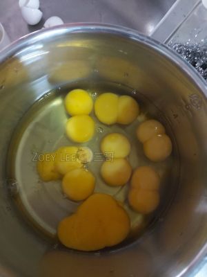 ▲原PO非常幸運地連續打出6顆雞蛋都是雙蛋黃，令網友直呼：「快去買樂透！」（圖／翻攝自《爆廢公社公開版》）