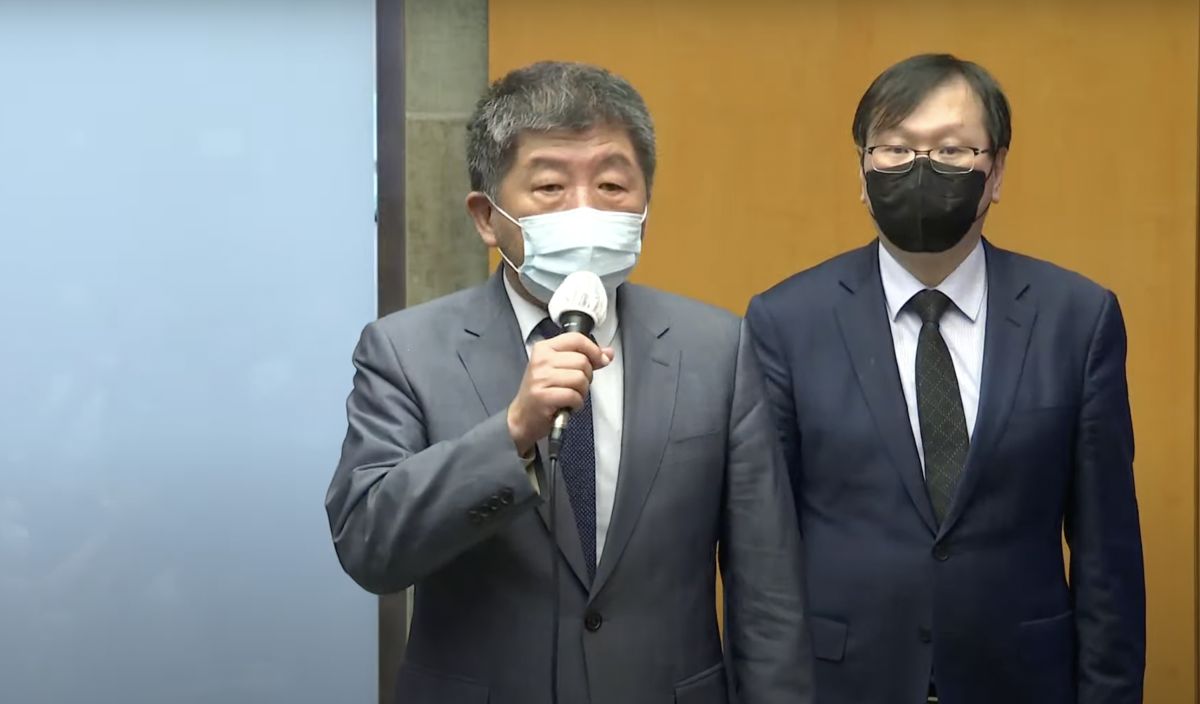 ▲投身台北市長選舉的陳時中，今以衛福部長身分弔念日本前首相安倍晉三。（圖／翻攝自行政院直播）