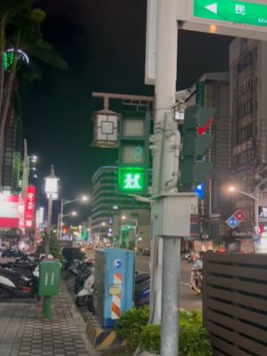 ▲原PO的朋友環島時，看見屏東市區的行人專用紅綠燈竟然是雙人版。（圖／翻攝自《爆廢公社公開版》）