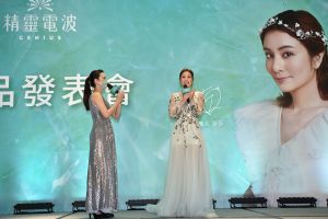 ▲主持人驚呼近看莎莎比鏡頭上更美。（圖／品牌提供）