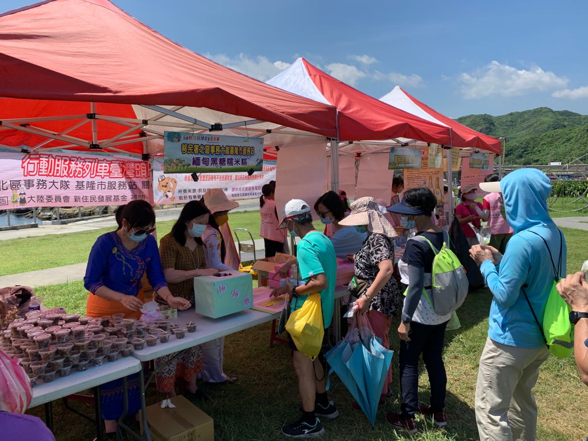 ▲民眾排隊熱烈參與移民署反賄選場景。（圖／移民署提供）