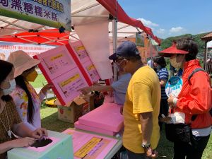 新住民協助宣導反賄選資訊,由民眾唸出移民署準備的反賄選問答題,使其了解政府政策。(圖/移民署提供) ▲新住民協助宣導反賄選資訊,由民眾唸出移民署準備的反賄選問答題,使其了解政府政策。(圖/移民署提供)