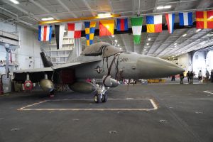 ▲林肯號艦上機庫甲板的EA-18G電戰機。(圖/軍情與航空Military and Aviation News提供) ▲林肯號艦上機庫甲板的EA-18G電戰機。(圖/軍情與航空Military and Aviation News提供)