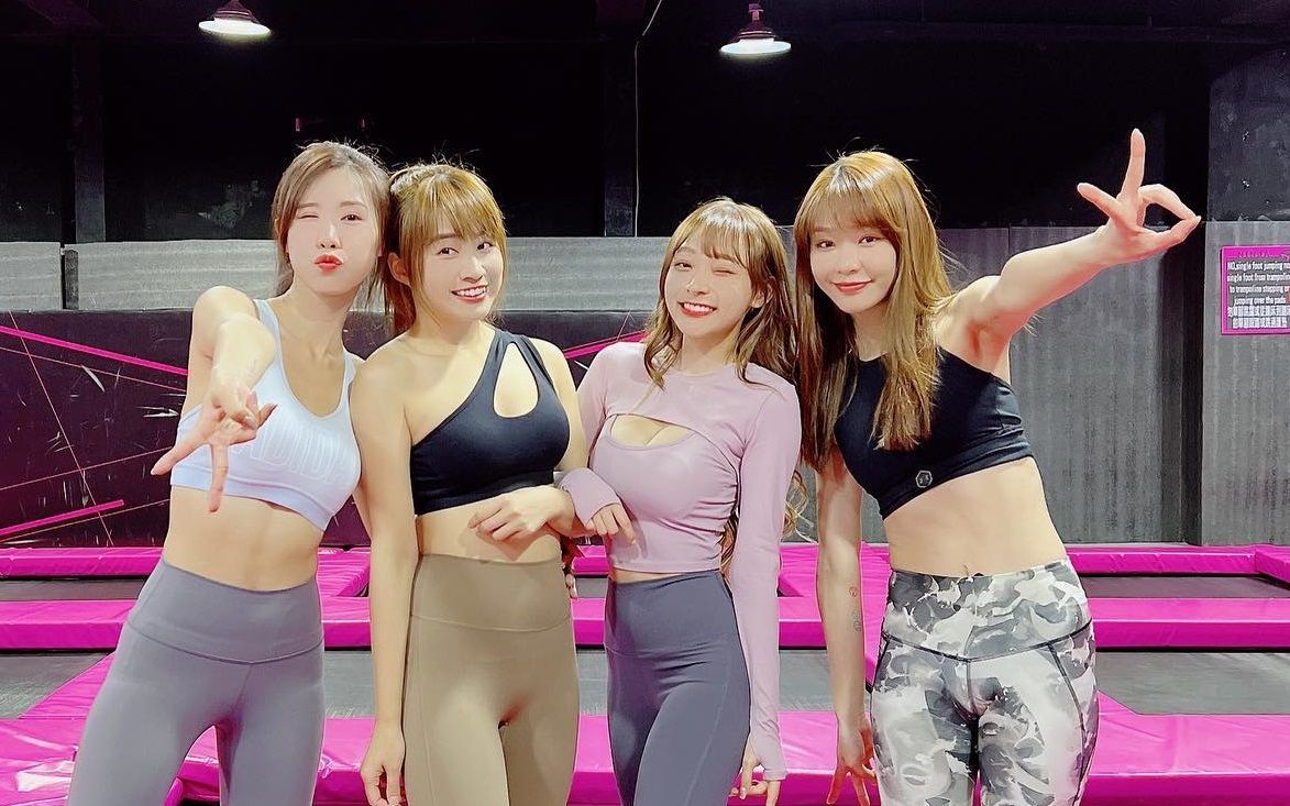 ▲啦啦隊女孩挑戰蹦床，尖叫聲不斷，左起為沐妍、伊伊、林襄、Yuri。（圖／沐妍IG）