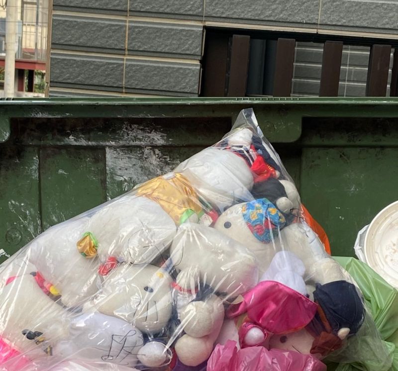 ▲有民眾在垃圾子母車目睹整袋「Hello Kitty」絕版玩偶。（圖／翻攝《爆廢公社》）