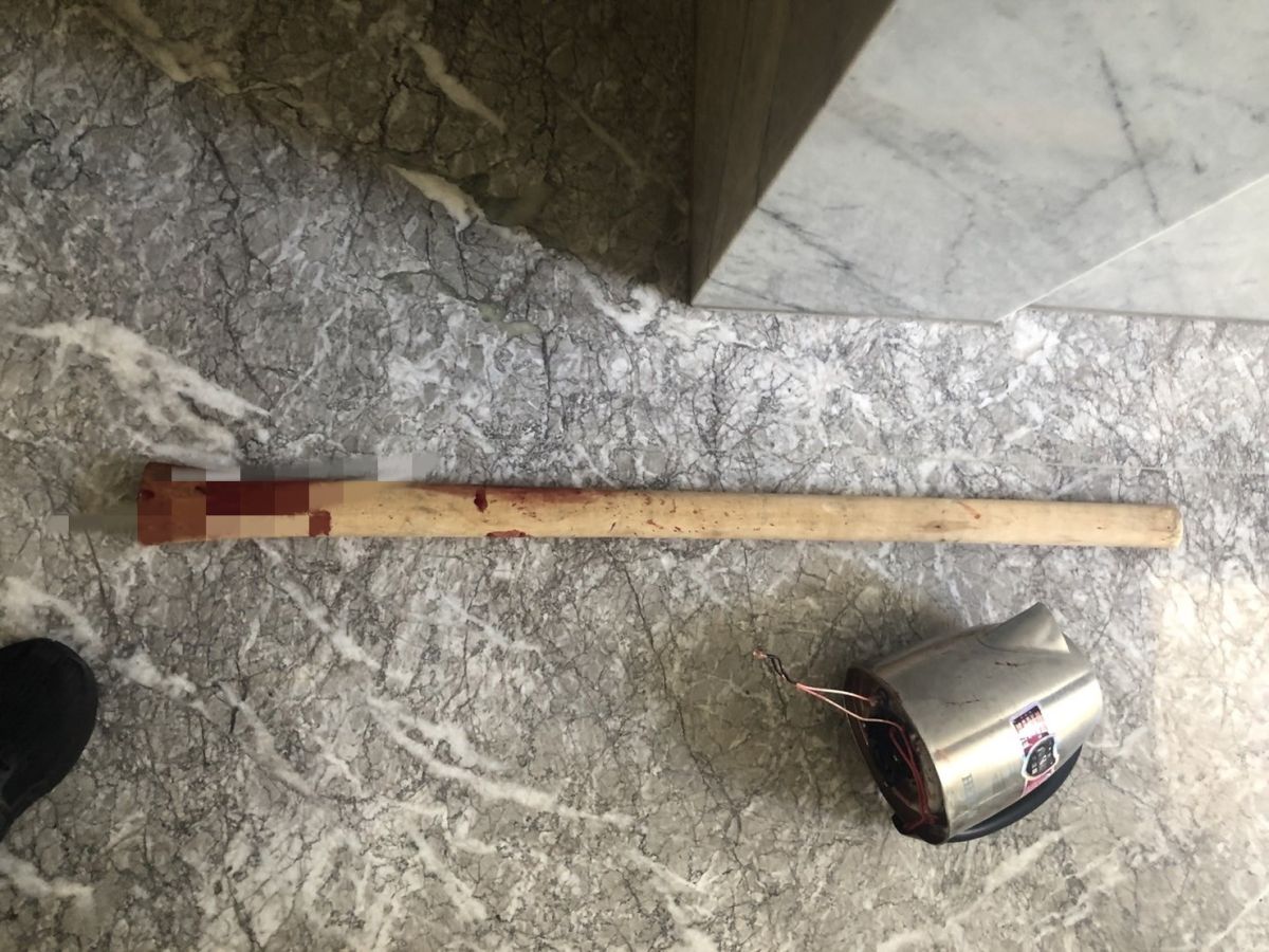 ▲現場棍棒、熱水壺上都是血跡。（圖／翻攝畫面）