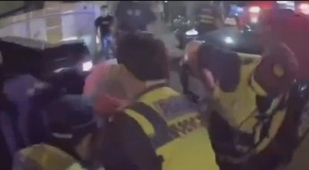 ▲第二分局文正派出所員警一湧而上逮捕竊車賊（圖/記者鄧力軍翻攝）