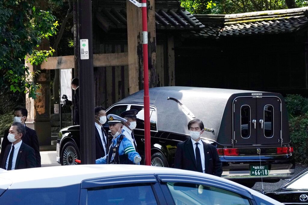 ▲在奈良遇刺身亡的日本前首相安倍晉三的遺體，今天運往東京增上寺，不少民眾在附近聚集，向已故前首相道別。（圖／美聯社／達志影像）