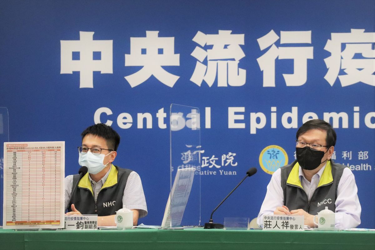 ▲醫療應變組副組長羅一鈞說明北部30多歲女染BA.5，其接觸者同事基因定序結果。（圖／指揮中心）