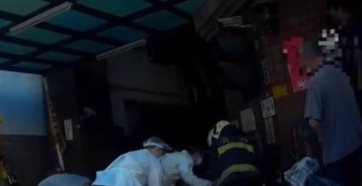 ▲高雄市一名程姓男子因喝醉酒，跌倒在新興區一處社區大樓停車場內車道，遭開車返家的大樓住戶輾過，程男經送醫後搶救不治。(圖/新興分局提供)