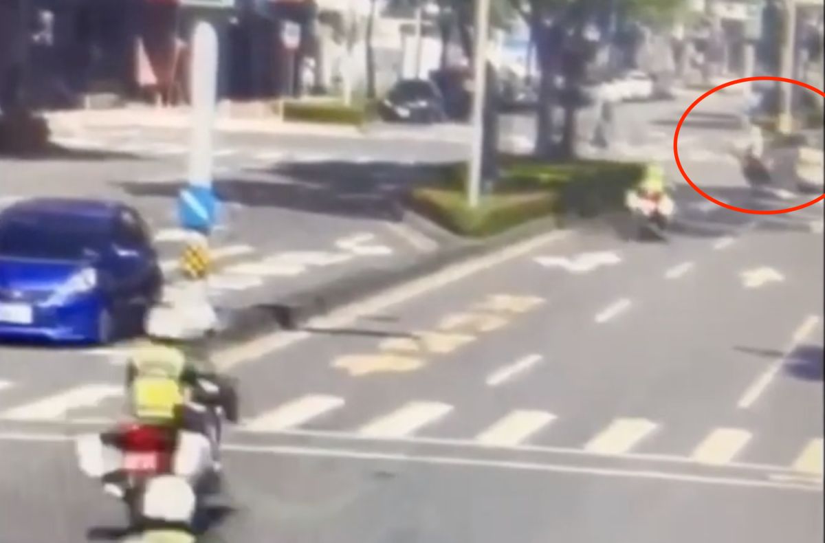 ▲高雄市交通大隊員警騎重機執勤時，遭到違規左轉的轎車撞飛，翻滾3圈後受傷送醫。（圖／翻攝畫面）