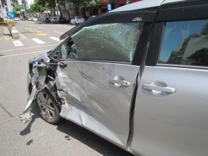 ▲撞擊力道強烈，轎車車頭也毀損嚴重。（圖／翻攝畫面）