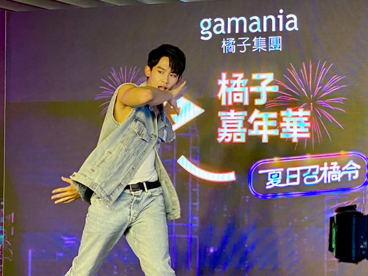 ▲2022橘子嘉年華，由王子邱勝翊領軍《原子少年》陳治廷與黃文廷現身站台，發出「夏日召橘令」。陳治廷現場大秀舞姿，並贏得夜市遊戲棒球九宮格比賽。（圖／記者蕭涵云攝）