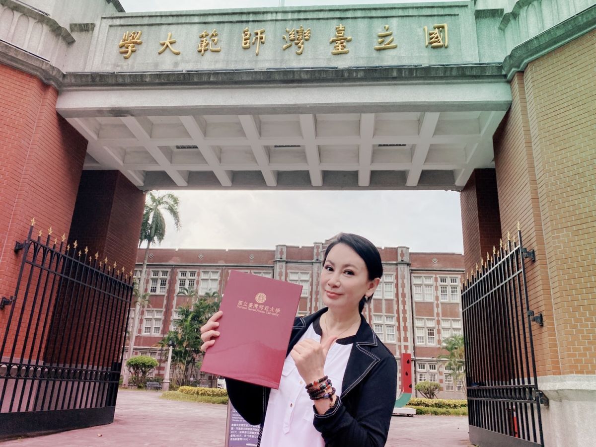 ▲陳亞蘭（左）自臺師大GF-EMBA畢業。（圖／陳亞蘭歌仔戲提供）