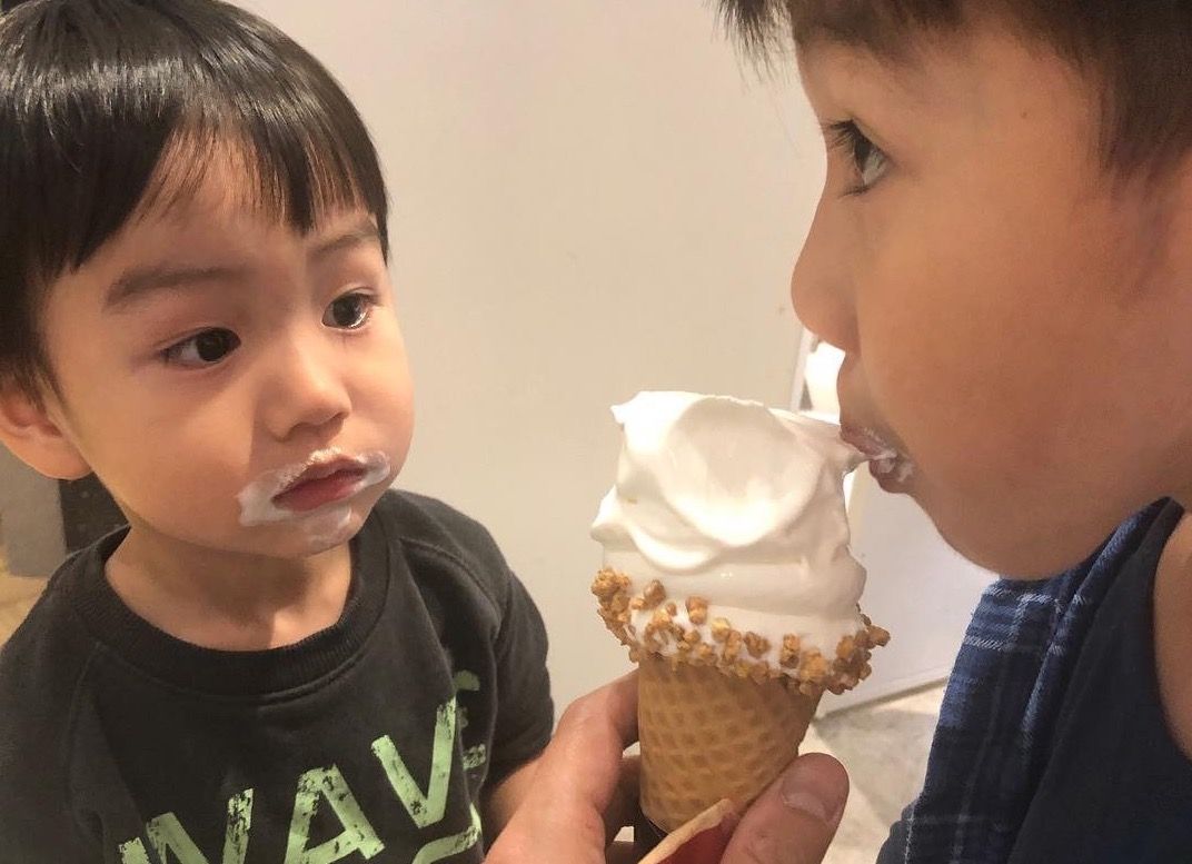 ▲天氣熱吃冰消暑氣！中醫師分享最佳吃冰黃金時間點，正午11-13點是心經的循行，13-15點是小腸經的循行，此兩個時間點可以皆由吃冰來幫助解熱消暑，對於身體負擔相對也較小。(圖/記者周淑萍攝)