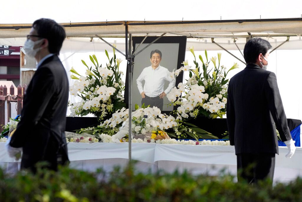 ▲日本內閣動支國家預算為遇刺身亡前首相安倍晉三舉行國喪，日益招致不滿。（圖／美聯社／達志影像）