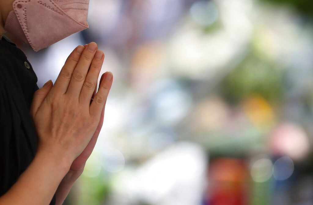 ▲農曆七月鬼門開，民眾對鬼月禁忌更忌諱，民俗專家提醒經過喪禮別狂念佛號，反而容易造成反效果。（圖／美聯社／達志影像）