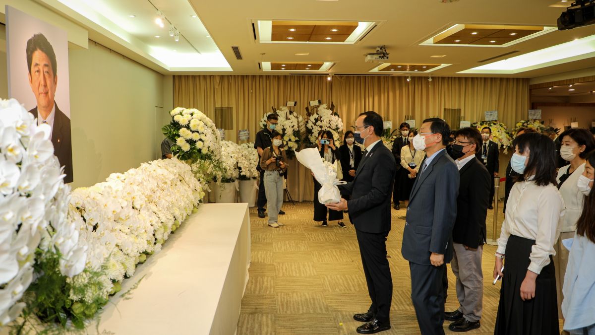 ▲國民黨主席朱立倫11日下午帶領國民黨內相關人士，前往日台關係協會悼念日本前首相安倍晉三。（圖／國民黨提供）