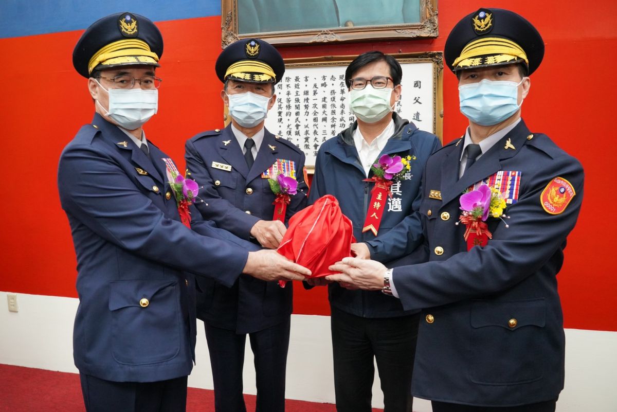 ▲陳其邁主持市警局新卸任局長交接，期勉落實治安工作保護市民安全公正。（圖／高市府提供）