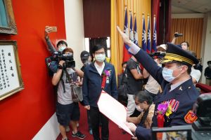 ▲高市警察局長林炎田今升任交接,由市長陳其邁監督宣誓。 圖/高市府提供) ▲高市警察局長林炎田今升任交接,由市長陳其邁監督宣誓。 圖/高市府提供)