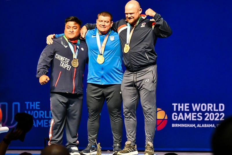▲我國伯明罕世運會選手楊森(左）獲得健力超重量級銀牌。體育署提供