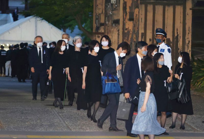 ▲日本民眾於東京港區增上寺參加安倍晉三守靈儀式。(圖/美聯社/達志影像)