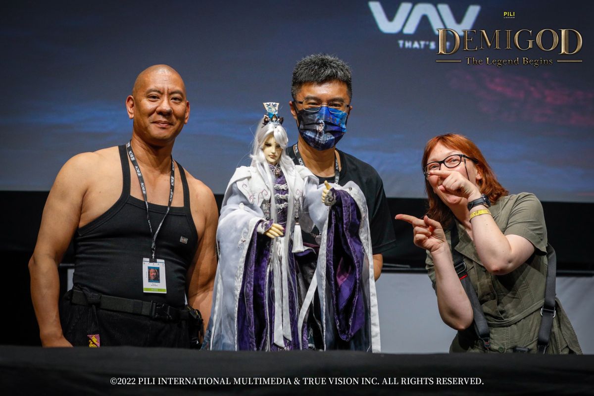 ▲《素還真》現場指導暨資深操偶師林奎協在瑞士紐沙特影展座談會現場示範操偶。（圖／霹靂國際多媒體提供）