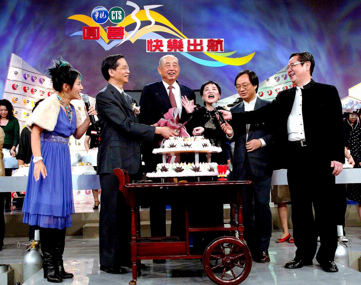 ▲「前華視董事長」武士嵩辭世，享耆壽94歲，左起為李明依、陳春山、武士嵩、張小燕、 小野和巴戈。（圖／華視提供）