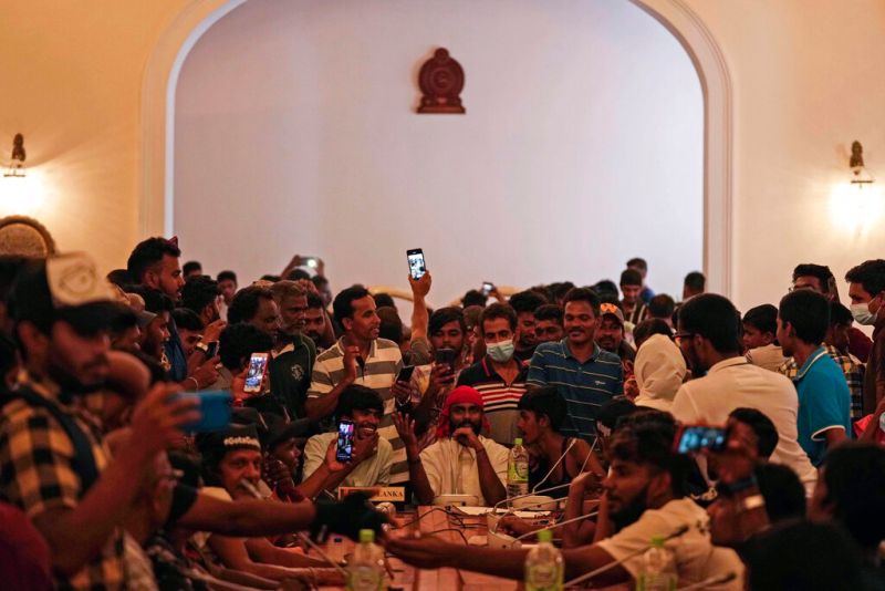 ▲斯里蘭卡經濟崩潰，總統拉賈帕克薩（Gotabaya Rajapaksa）落跑後，官邸內遺留大量斯里蘭卡盧比現鈔。警方表示，上千萬鈔票今天將會交給法院。（圖／美聯社）