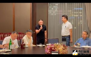 蔡炳坤、柯文哲 ▲台北市副市長蔡炳坤(左一)11日晚間,與台北市長柯文哲(左二)、台中市副市長令狐榮達(右一)餐敘時,突然倒下、疑似中風送醫,現於仁愛醫院急救中。《NOWnews今日新聞》獨家取得今晚餐敘時的現場照片。(圖/讀者提供)