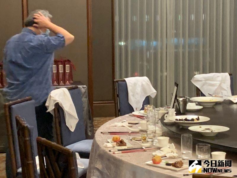 ▲台北市副市長蔡炳坤11日晚間驚傳在餐敘時倒下送醫，圖中靠左側、椅背掛著半個餐巾的位置，就是蔡當時的座位，當時蔡炳坤坐在柯文哲的右邊。（圖／讀者提供）