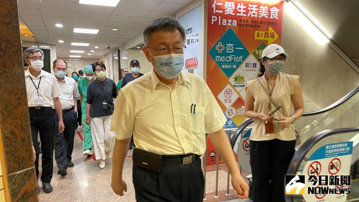 ▲台北市長柯文哲與副市長黃珊珊，11日晚間前往仁愛醫院探視副市長蔡炳坤，並於會後接受媒體訪問。（圖／記者丁上程攝，2022.07.11）