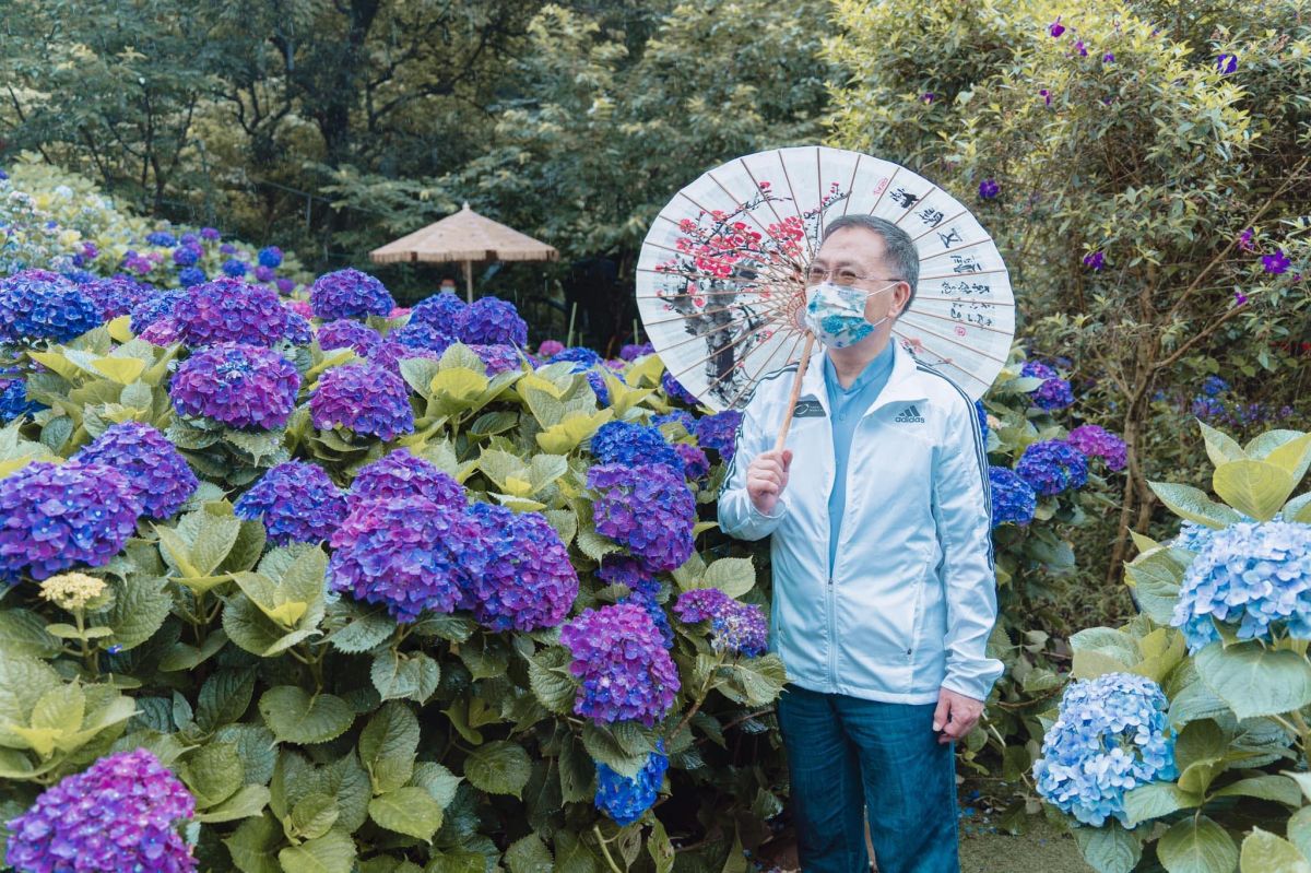 ▲台北市副市長蔡炳坤疑腦出血緊急送醫，醫師表示民眾可謹記「微笑、舉手、說你好」口訣，其中一項無法做到就要緊急打119。（圖／翻攝自蔡炳坤臉書）