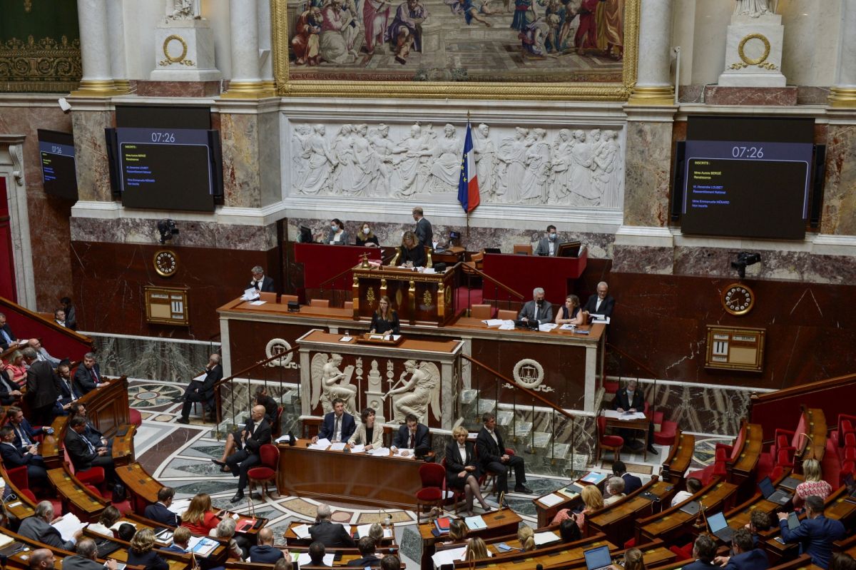 ▲法國國民議會11日進行左派聯盟對新內閣提出的不信任動議辯論與表決，結果僅獲146張贊成票，差門檻一大截，毫無懸念倒閣失敗。（圖／美聯社／達志影像）