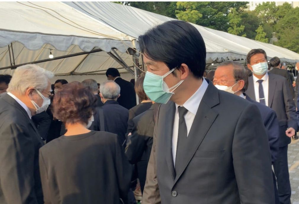 ▲副總統賴清德11日下午抵達日本後立刻前往前首相安倍晉三的東京寓所弔唁，傍晚還以家屬親友身分前往增上寺的祭壇前捻香致哀。（讀者提供）中央社記者楊明珠東京傳真 111年7月11日