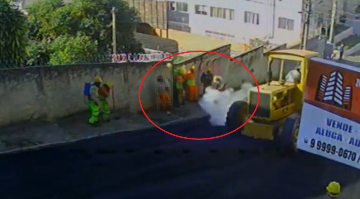 ▲鋪路機突然爆胎，導致一名工人被擊中，當場傷重不治。（圖／翻攝推特）