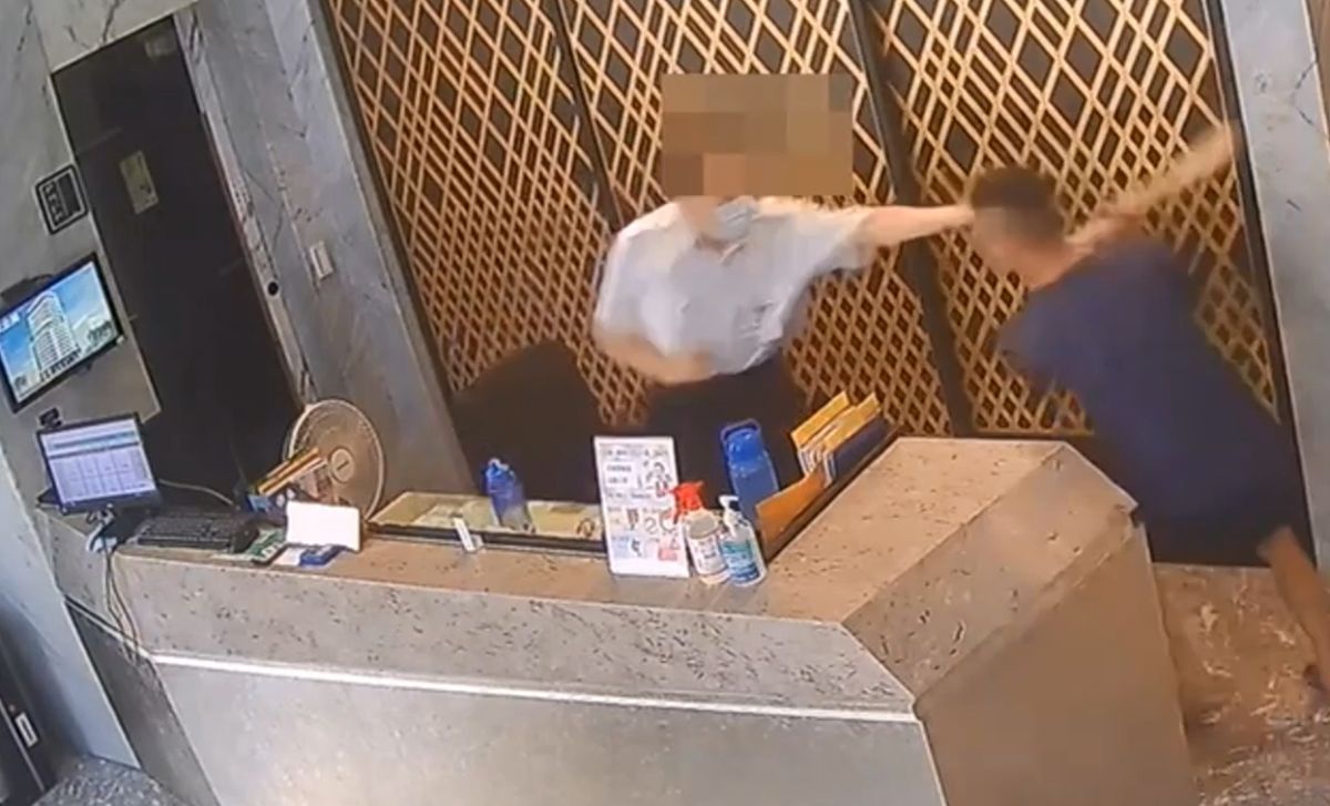 ▲劉姓管理員因規勸訪客勿亂停車，竟遭到２名惡煞持棍棒痛毆，所幸無生命危險。（圖／翻攝畫面）