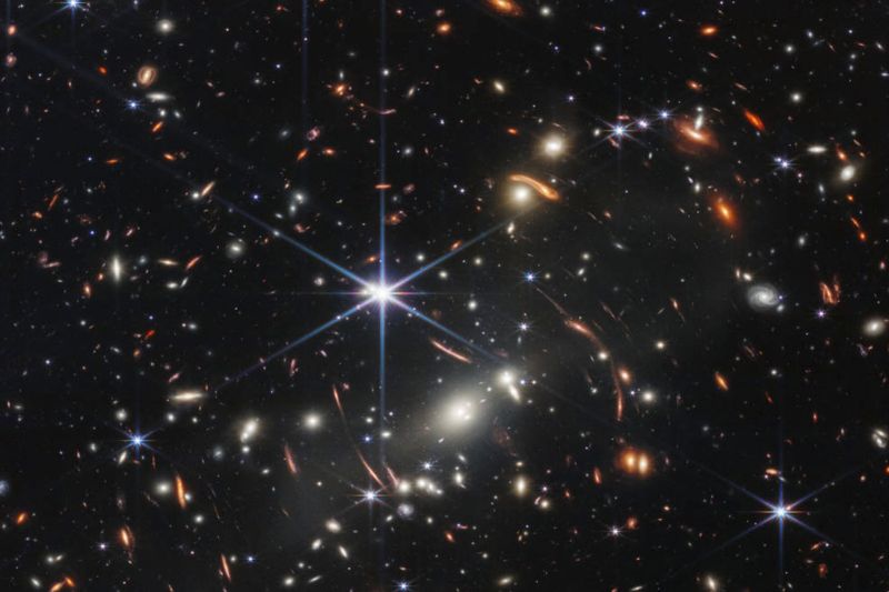 ▲韋伯太空望遠鏡捕捉到歷來「早期宇宙最深處、最清晰的紅外線影像」，可追溯到138億年前，總統拜登在白宮簡報會上公開這張影像。（圖／美聯社／達志影像）