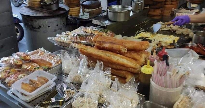 ▲有民眾到一處傳統早餐店買東西，卻慘遇「1排隊陋習」。（圖／翻攝《爆怨公社》）