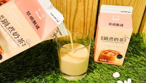 ▲全家明起獨賣茶明載波「絨韻鍋煮風味奶茶」,8月9日前特價35元、兩件65元。(圖/業者提供) ▲全家明起獨賣茶明載波「絨韻鍋煮風味奶茶」,8月9日前特價35元、兩件65元。(圖/業者提供)