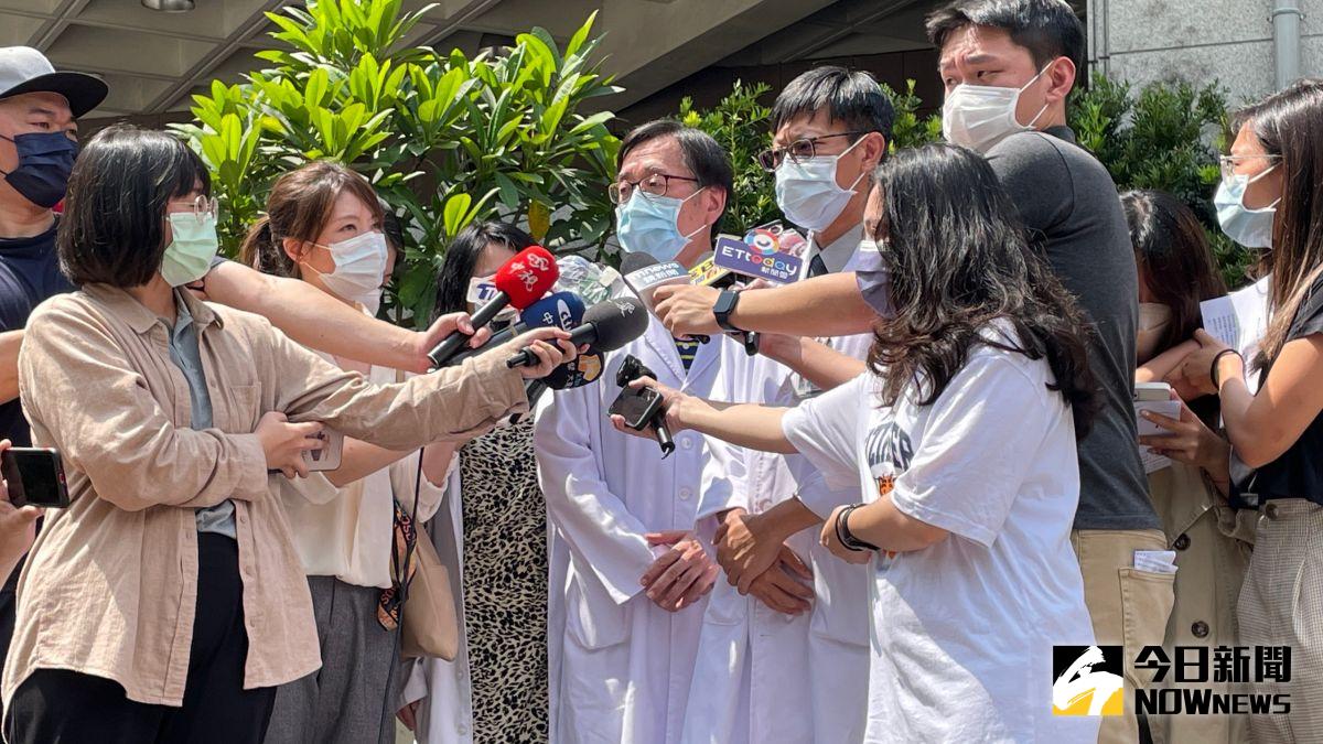 ▲台北市副市長蔡炳坤11日晚間於餐敘期間突然中風，也隨即送往聯合醫院仁愛院區救治。主治醫師林文雄以及仁愛院區副院長林志陵12日上午也出面說明病情。（圖／記者丁上程攝，2022.07.12）