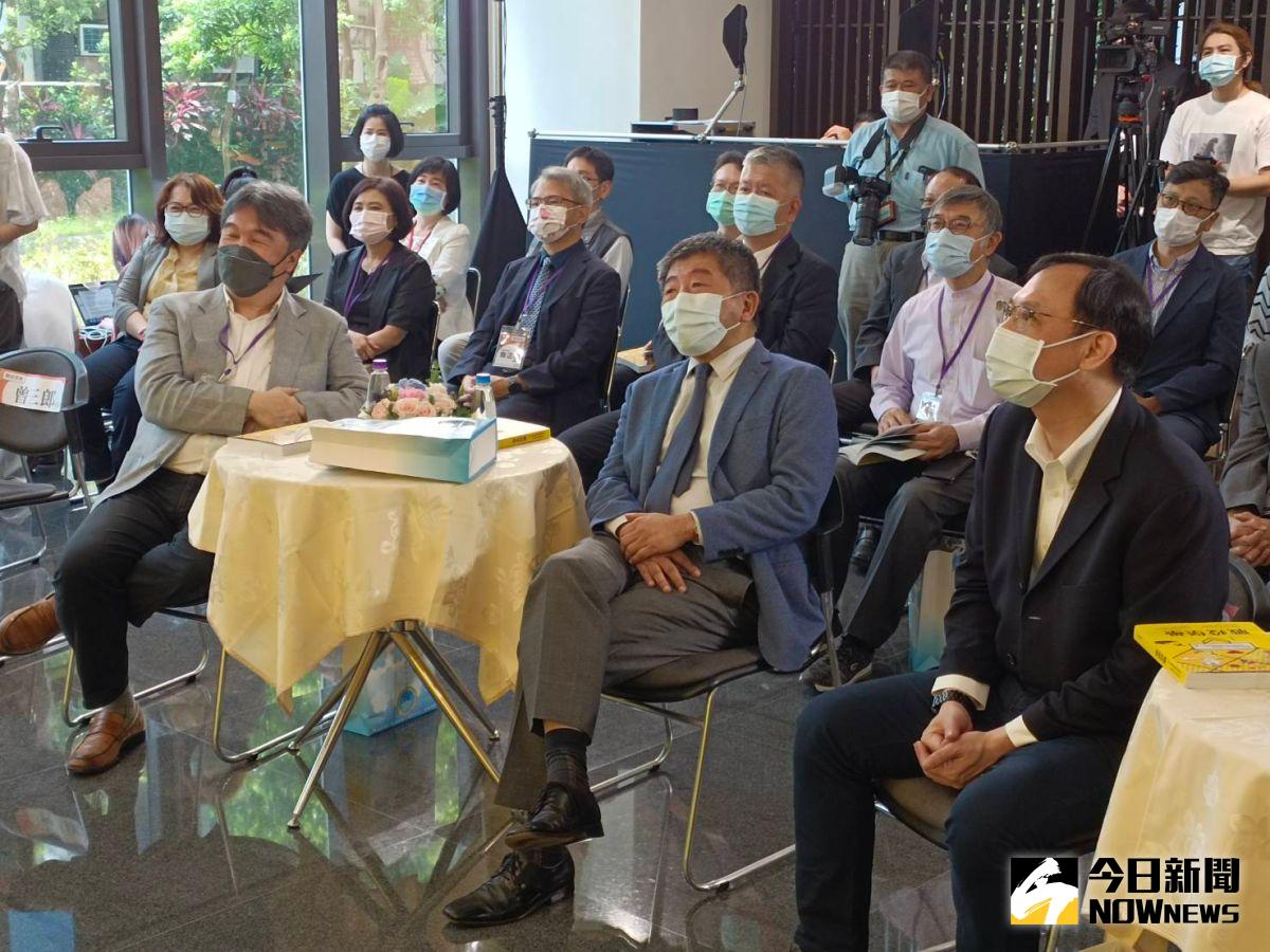 ▲衛福部醫福會今於衛福部舉辦「集中檢疫所防疫紀錄《戰疫堡壘》新書發表暨感恩茶會」，陳時中（中）、衛福部醫福會執行長王必勝（左）等人皆出席響應。（圖／記者王嘉鴻攝，2022.07.12）